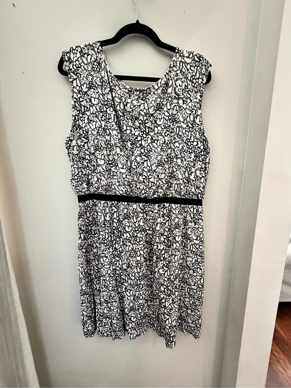 LOFT Floral Mini Dress in White & Black Size XL Like New